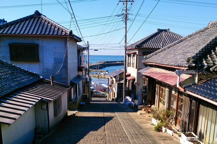 漁船の出入口を確認するため、漁港が見下ろせる坂道の町