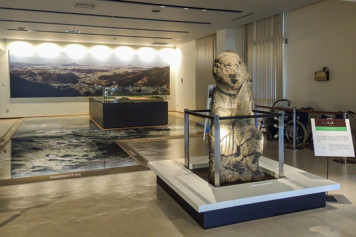 ロビーには飛鳥時代の実物石人像や飛鳥地域の復原模型などを展示