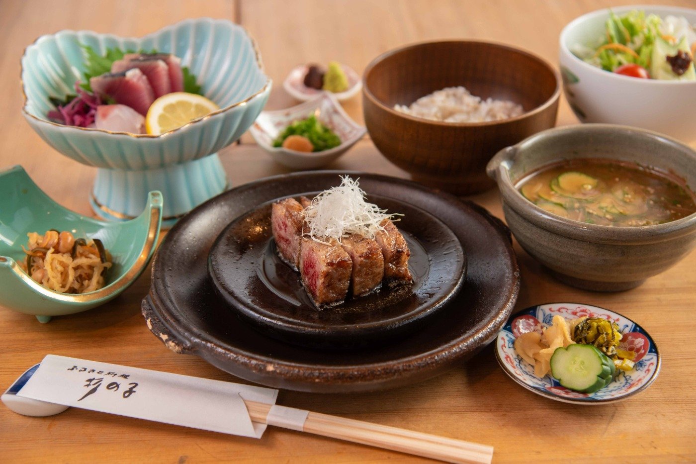 「宮崎牛ロース醤油焼定食」（100g）4950円。写真は刺身付き（＋1100円）
