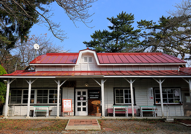 【芦野公園駅 赤い屋根の喫茶店「駅舎」】