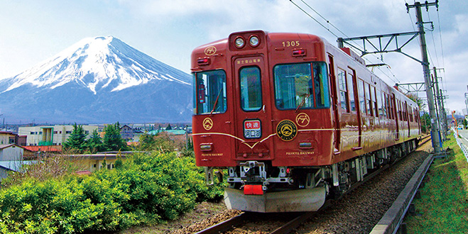水戸岡氏デザインの列車
から富士を眺める贅沢
