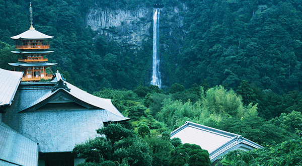神として崇められる
日本一の滝に出合う



