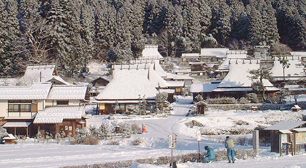 茅葺きの山里が魅せる
これぞ、日本の冬景色


