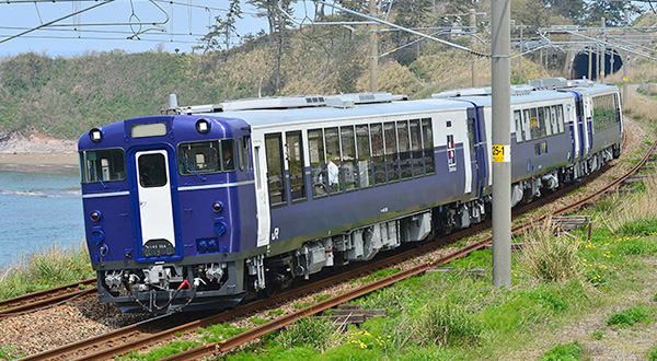 新潟の海と山里を走り行く
ほろ酔い列車

