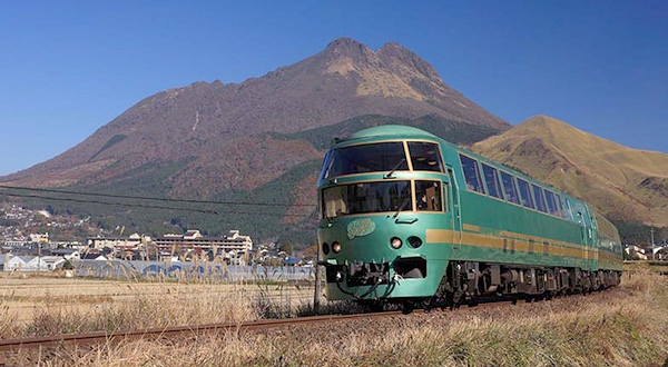 寛ぎを約束する列車特急「ゆふいんの森」