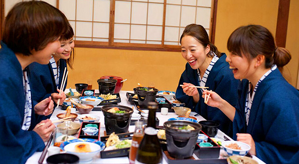 湯あみの後は地元食材の
料理や地酒を堪能

