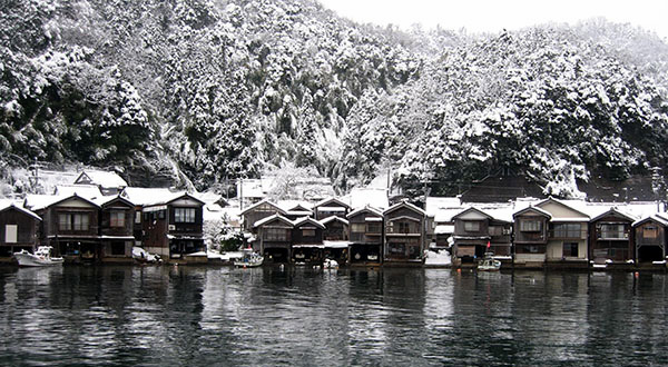 雪化粧をまとった
海辺の町「伊根の舟屋」へ


