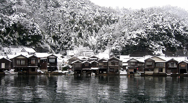 雪化粧をまとった
海辺の町「伊根の舟屋」へ

