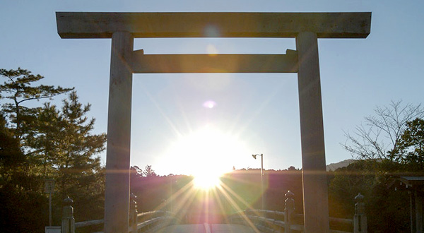 “凛とした空気が張り詰める
聖地「伊勢神宮」へ
