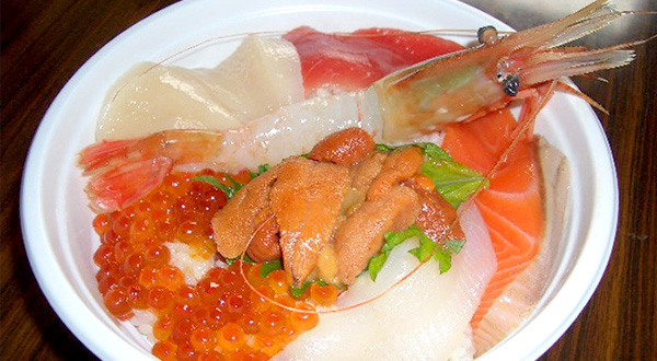 旬の海の幸、のせ放題！
「釧路和商市場」の名物丼
