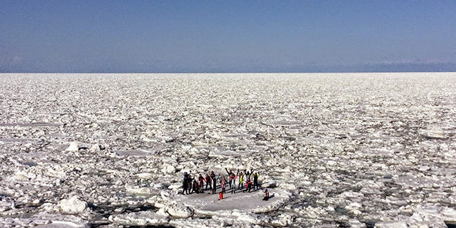 流氷に乗って、歩いて、
流氷とともに海に浮かぶ
