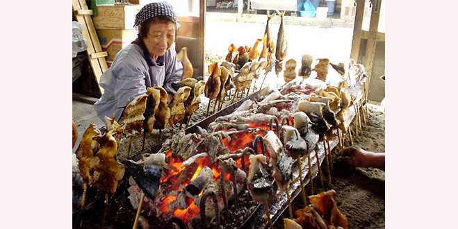 軒先から香る浜焼きの
香ばしい匂いにKO