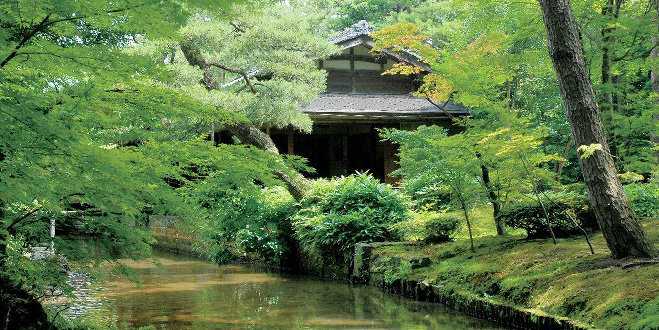 新発田川を主景に取り込んだ緑豊かな日本庭園