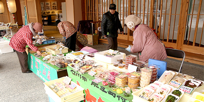 地産地消がずらりと並ぶ和倉温泉朝市