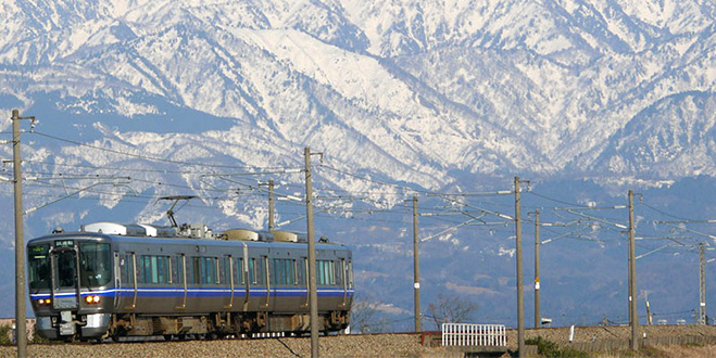 立山連峰の山懐に抱かれて走る、あいの風とやま鉄道