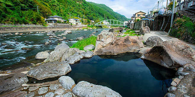 豊後三大温泉のひとつは
野趣溢れる川沿い露天が名物

