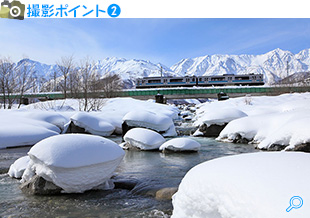 東日本・東海｜撮影ポイント(2)アルプスを背景に清流を渡る列車を撮る 