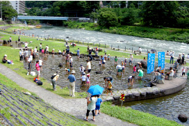 水紀行館　マスのつかみどり