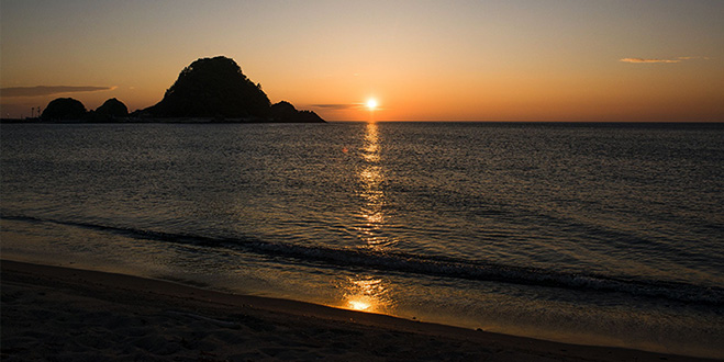 海がジュッと音をたてそうな
夕焼けの色に息をのむ

