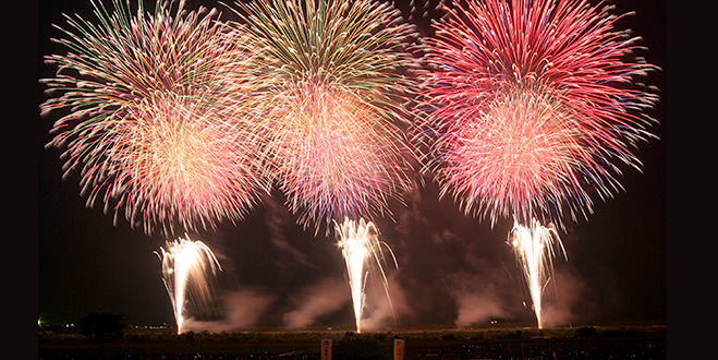 スゴ腕の花火師が夜空を
舞台に花火の妍を競い合う

