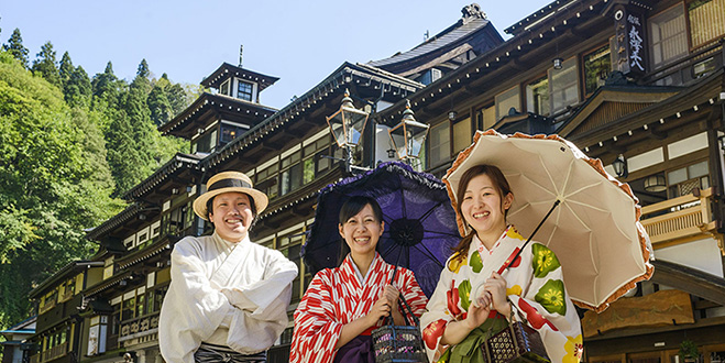 レトロな銀山温泉に来たら
いっそ衣装もタイムスリップ
